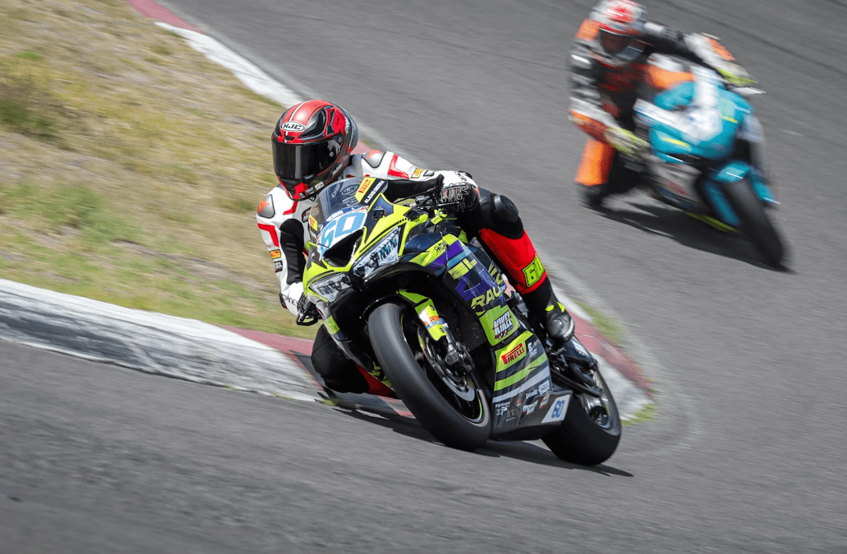 Deux motos sur circuit.